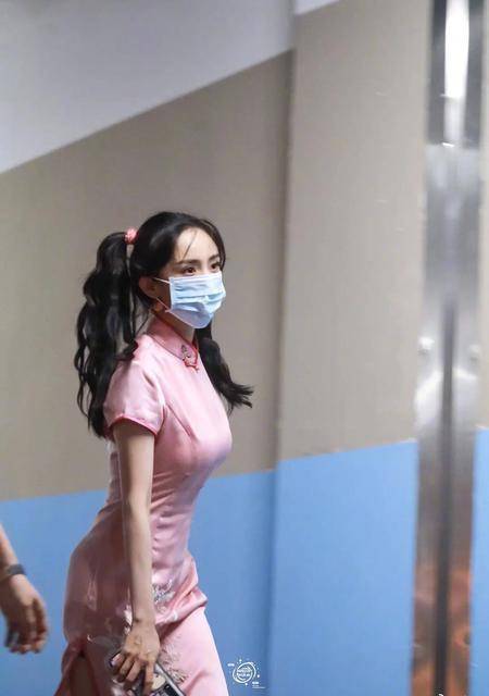 公开内涵“绿茶姿势”，还有杨幂的粉丝浑然不知帮忙洗白？