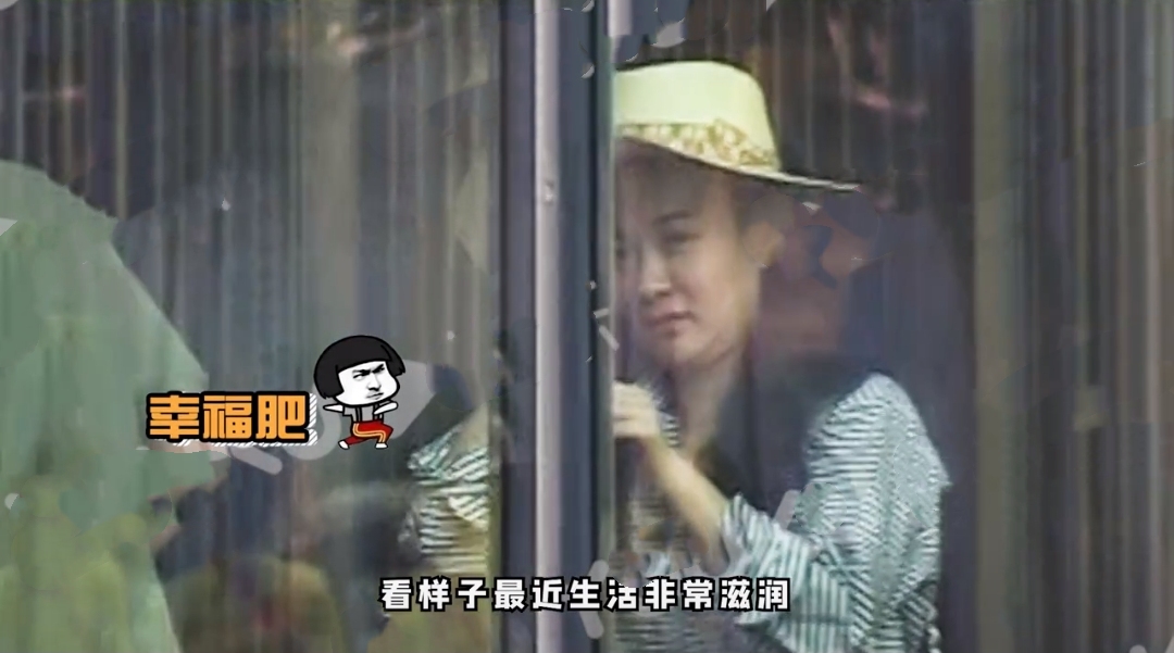 杜江一家三口出门聚餐，霍思燕素颜现身一脸幸福肥，胖出双下巴