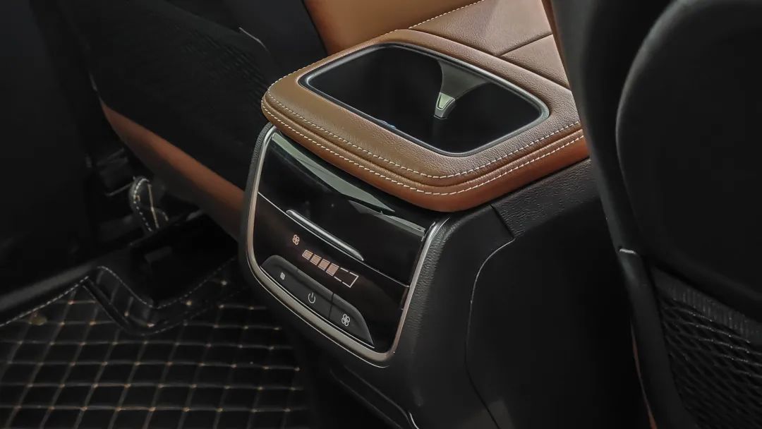 它比传祺M6强多了，堪称家用MPV中的智能担当