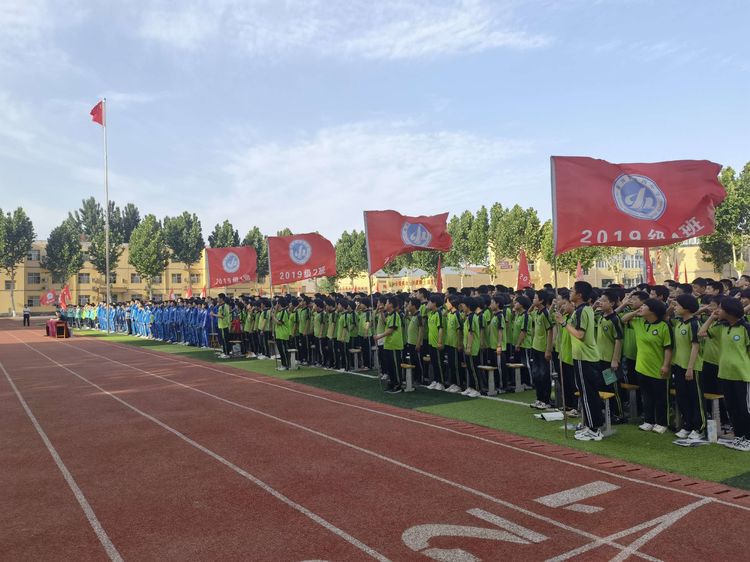 “清华馒头神”来邯郸临漳四中作励志报告，他是农民，逆袭成学霸