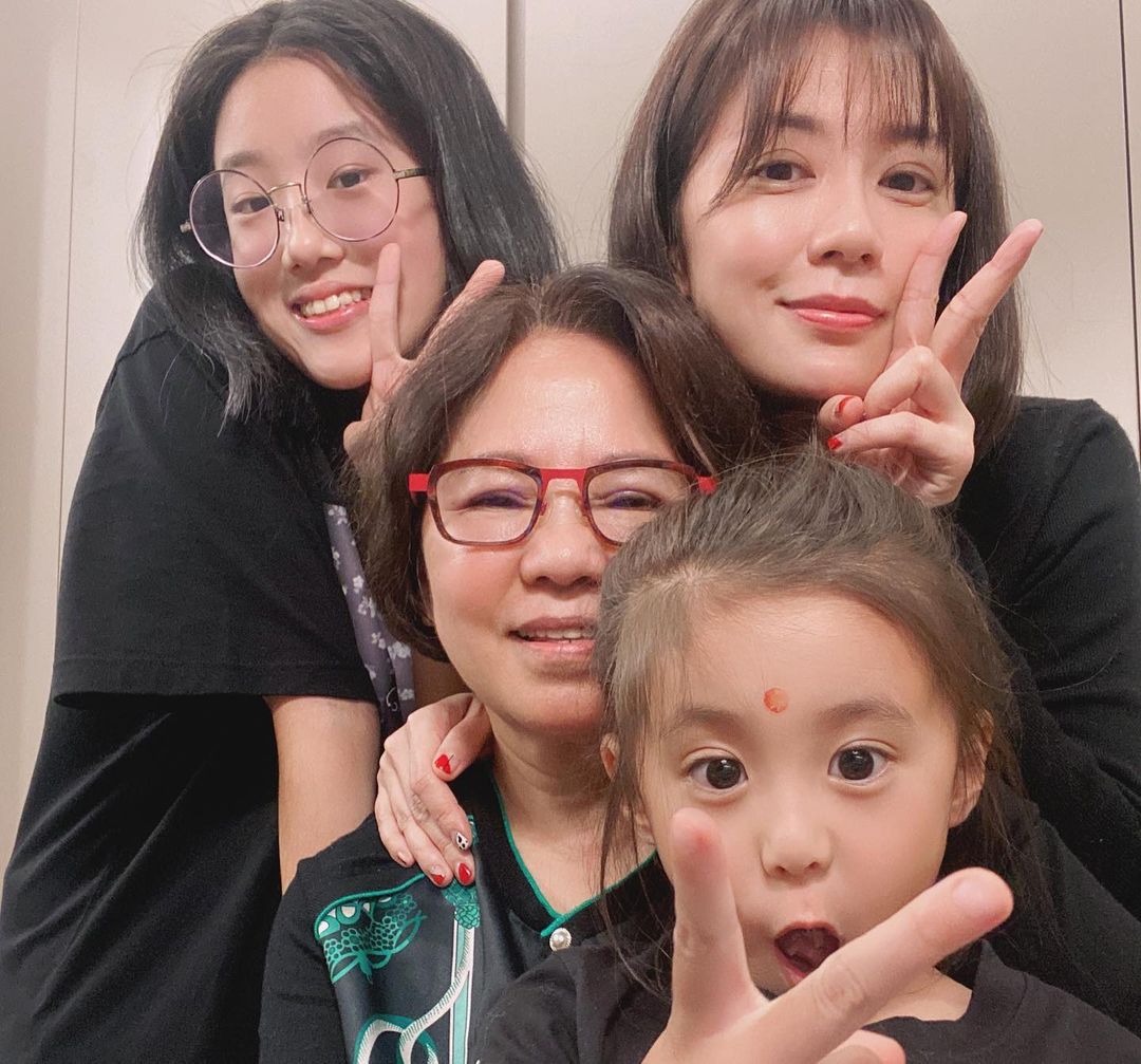 賈靜雯一家回娘家，梧桐妹C位咘咘太像外婆，弟弟一家五口罕露面