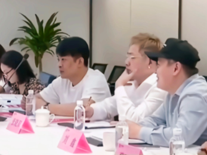 王思聪现身深圳，获辛巴1500万豪车接送，两人或