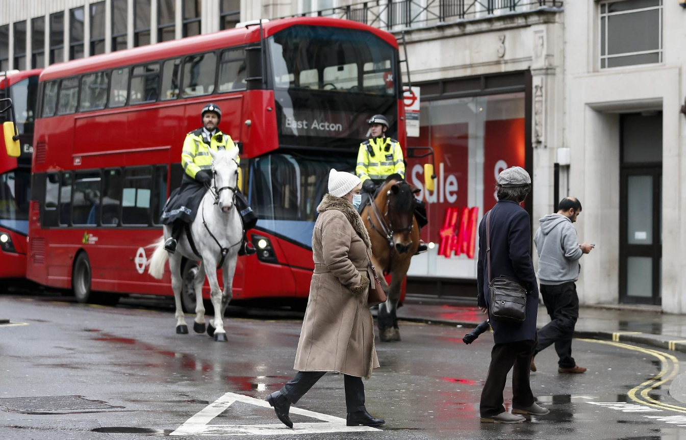 事情越來越嚴重了！ 30多國對英發布緊急禁令後，中美俄紛紛表態了