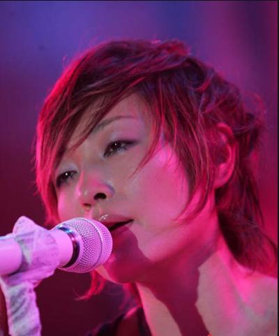 与丈夫新婚第一百天，陈琳从阳台上一跃而下，死后为何还带着口罩