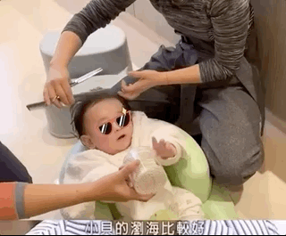 陳小春曬全家福曝光弟弟正臉，五官秀氣如女孩兒，皮膚白皙顏值高