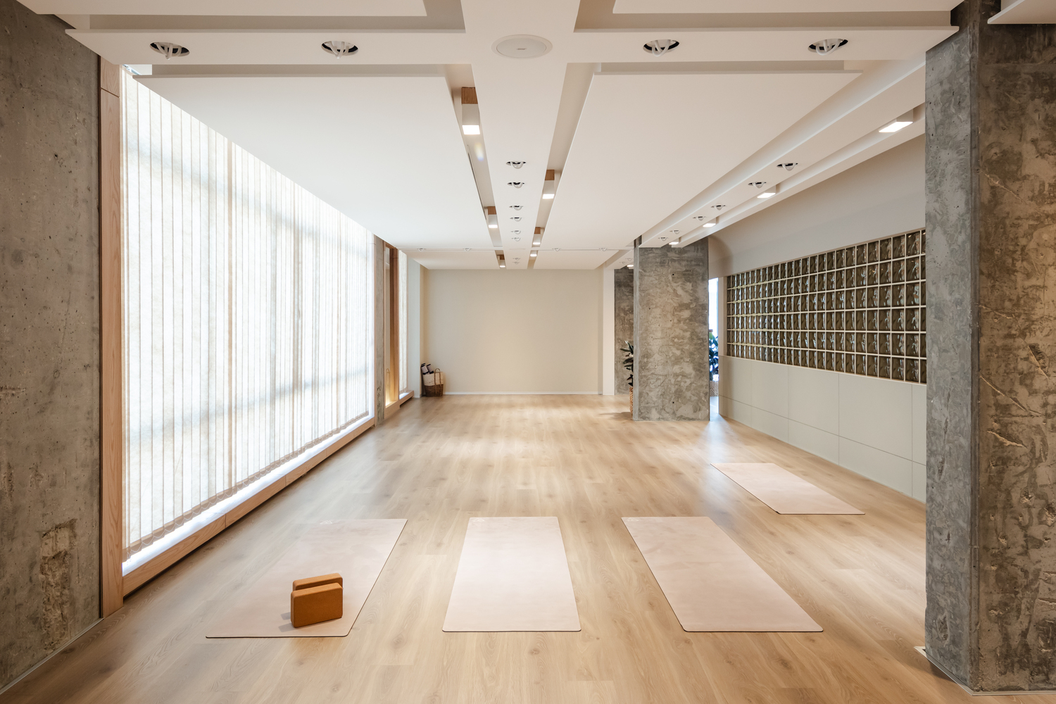 Tru3 Yoga瑜伽工作室设计，简洁柔和的空间让你烦躁的心平静下来