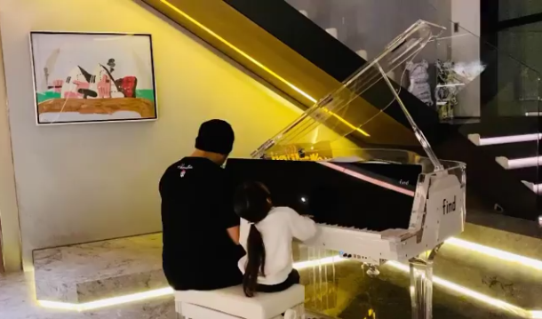 昆凌晒老公教女儿弹钢琴，周董打趣学费很贵，父女四手联弹超有爱