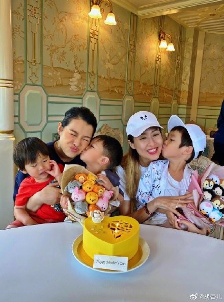 胡杏兒夫婦帶娃過母親節，收兒子花束貼臉親吻，剛出月子就穿短褲