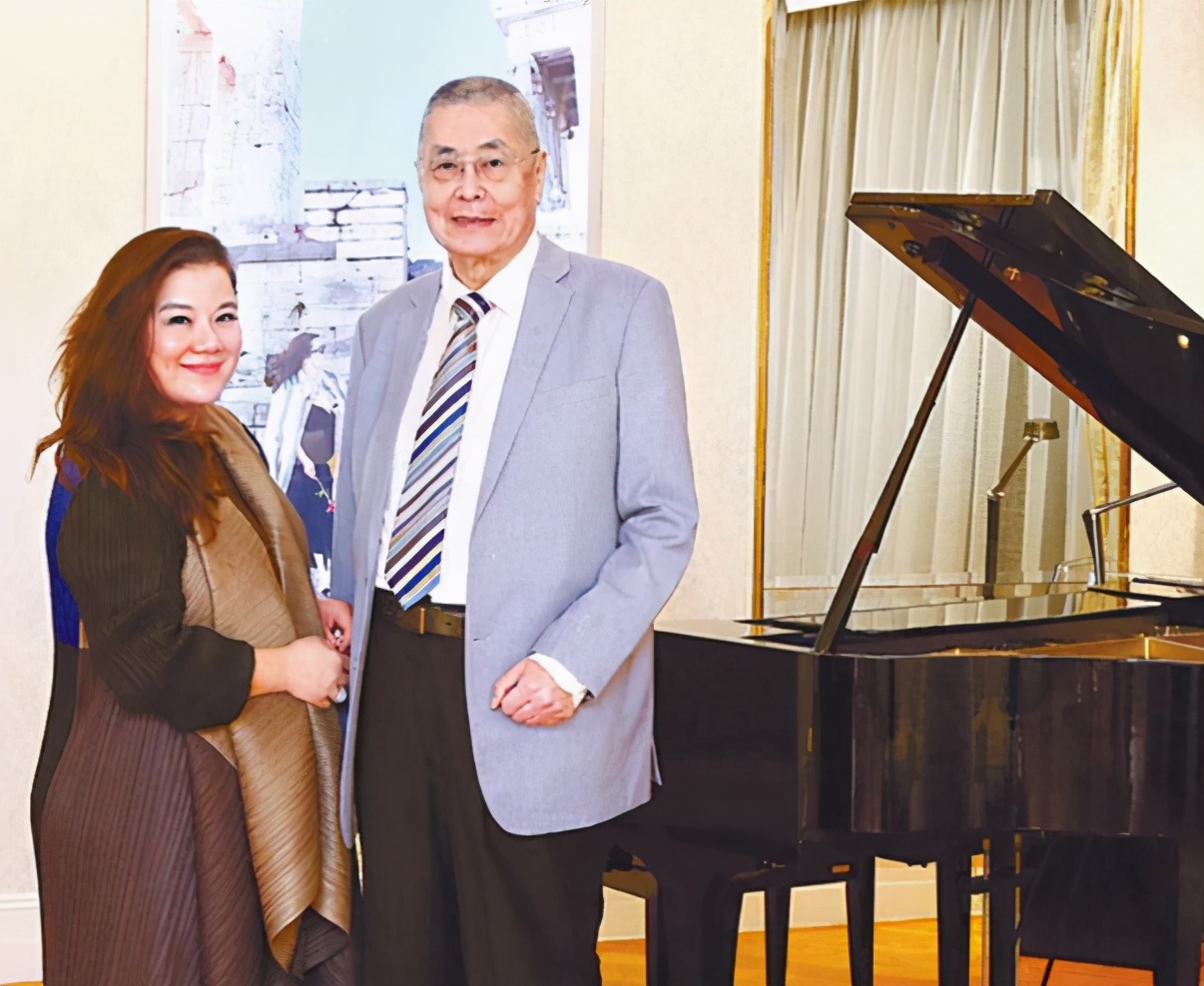 钢琴大师刘诗昆81岁再当爹，小36岁太太亲证，打破赌王记录