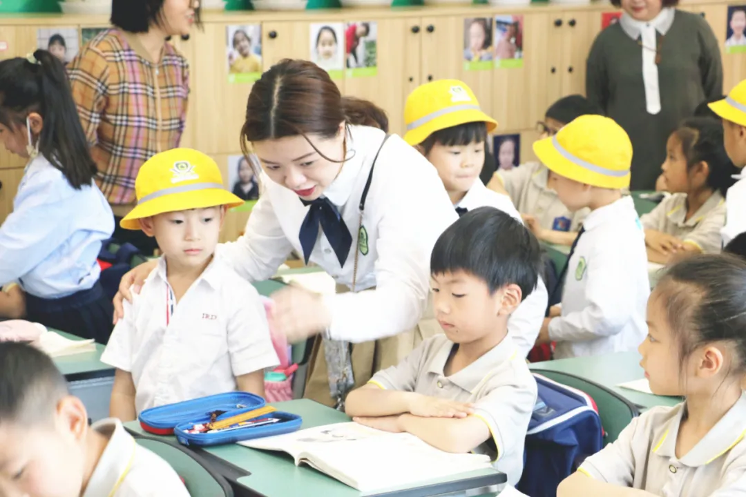 「百花快讯」看!双流区实验小学外国语学校校园惊现小黄帽