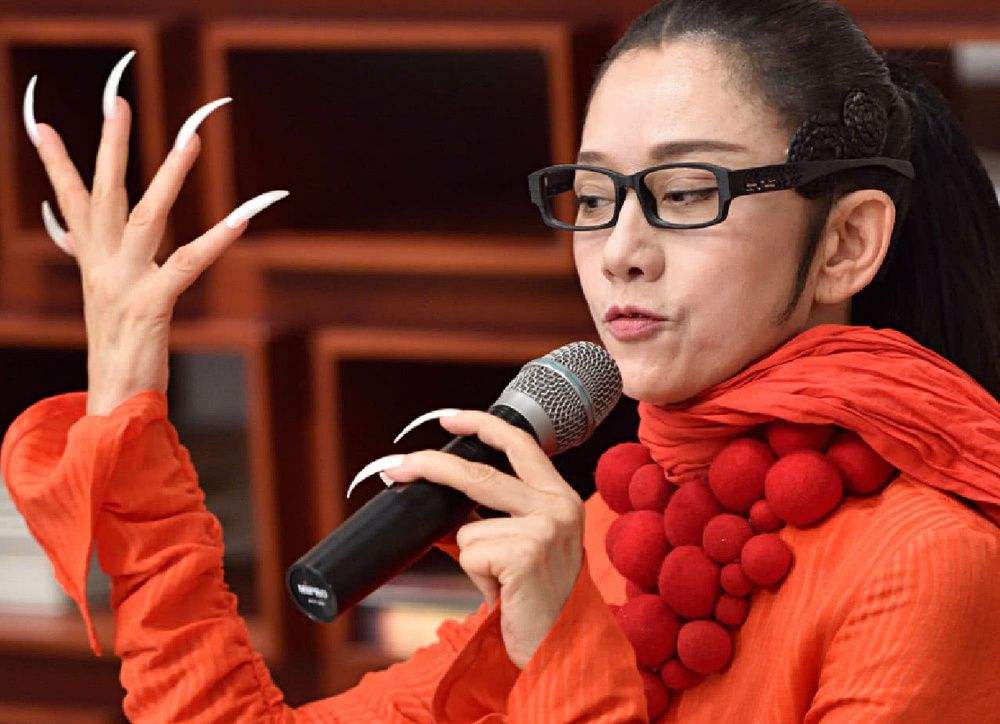 杨丽萍10年都没摘帽子，本以为是装饰，摘下帽子那一刻终于懂了！