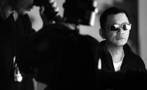 王家卫首部电视剧开拍！女主马伊琍室内抽烟被拍，搭戏胡歌交谈欢