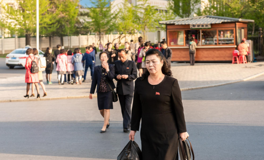 朝鲜人都在国营单位上班，平时干活不慌不忙