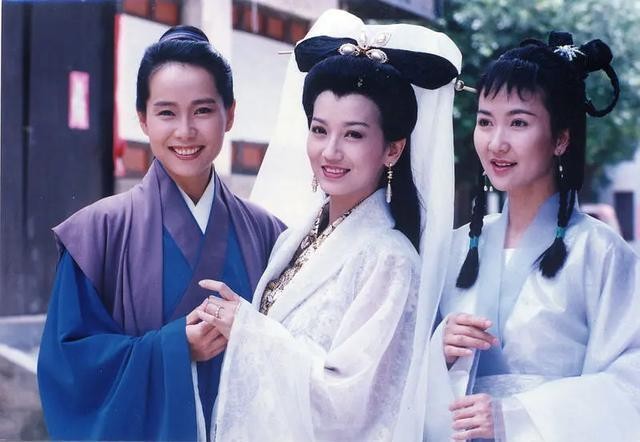 58岁“许官人”叶童，和富豪结婚33年，遭背叛4次选择终身不生