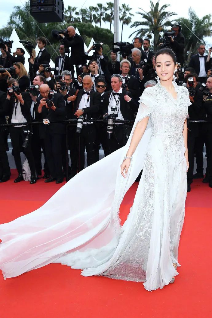穿旗袍去奥斯卡的巩俐，才是红毯鄙视链的王者