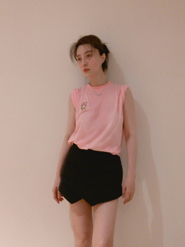 准备复出？范冰冰晒粉嫩素颜健身照，脸型瘦了