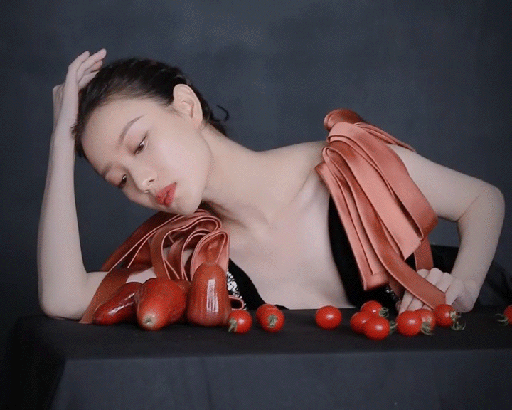 Female star of Ba Sha red carpet is contended for strange bottle colourful! 