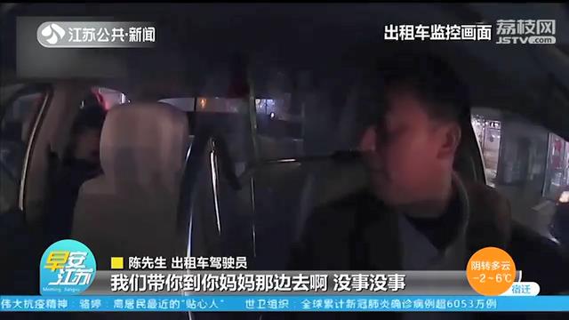 男孩走在马路中间还东张西望 身边也没大人 这位好心的哥出手了