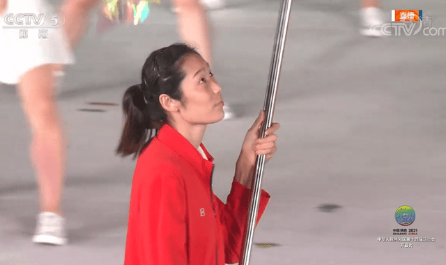 14岁全红婵亮相开幕式！罕见穿裙子，双手挥国旗，央视全程特写