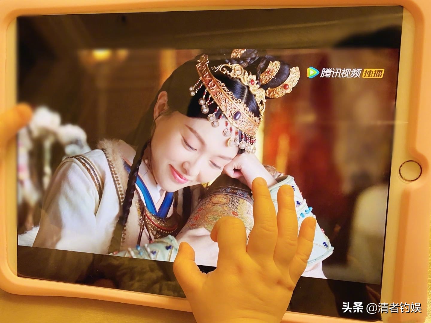 唐嫣晒女儿追剧照罗小糖小肉手出镜一个手势萌翻网友