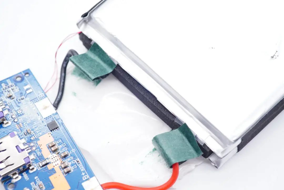 支持iPhone 13快充，罗马仕22.5W移动电源深度拆解