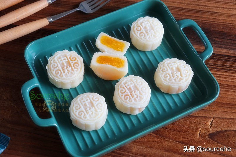 中秋月饼，不用烤箱就能做，冰爽软糯，甜而不腻，淡淡的凤梨清香