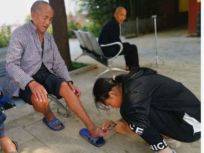 唐河县上屯镇：青春情暖扶贫日，贫困老人乐开怀