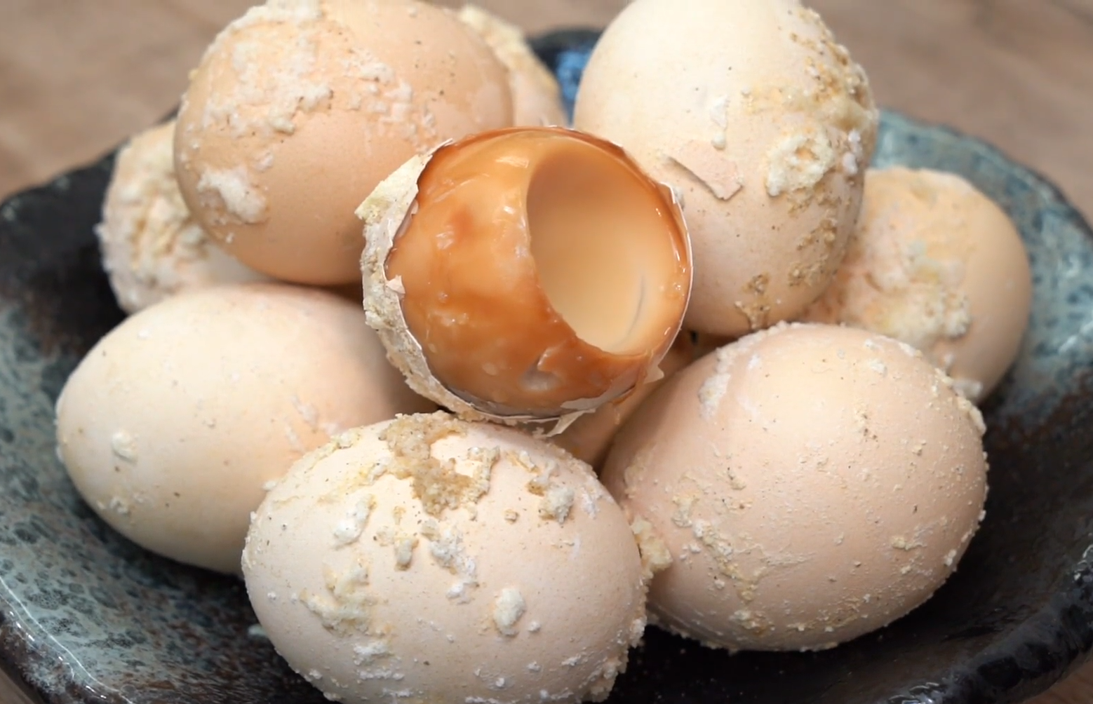 真正懶人鹽焗雞蛋，一個電飯煲就搞定，鹹香入味，比買的還要好吃