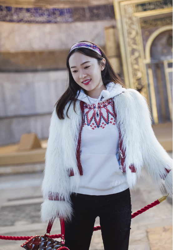 霍思燕带着老公杜江走机场，一身保暖造型却配