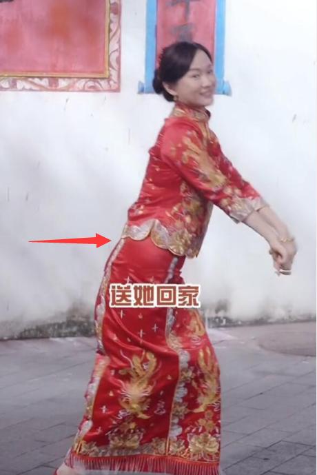 霍思燕带儿子出行，穿露脐装小秀性感，8岁嗯哼身高到妈妈肩膀