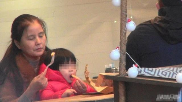 郭富城一家五口逛街，俩女儿不怕露正脸，小他4岁的岳母穿貂贵气