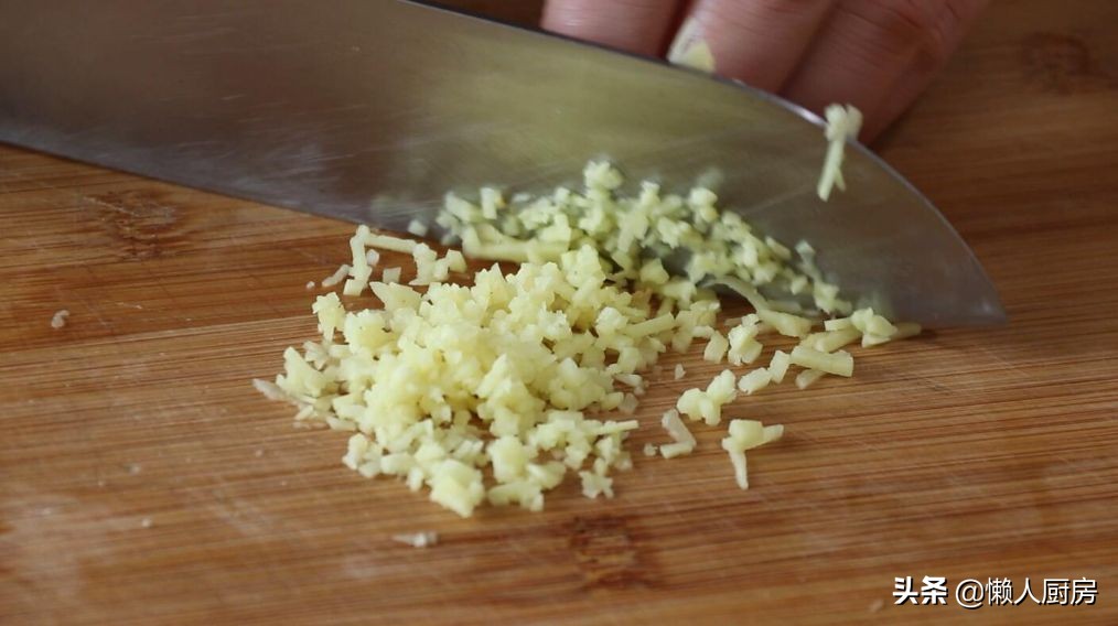 在飯店吃飯發現鹹蛋黃蒸肉餅，回家復刻了這道菜，沒想到很好吃