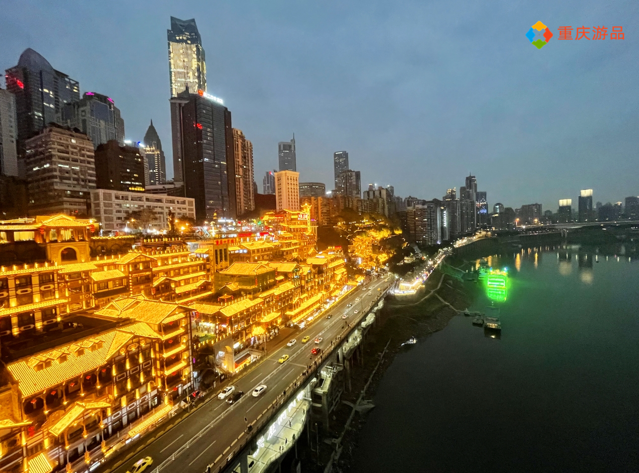 白天的洪崖洞没人喜欢？游客都是晚上才去，看看重庆人怎么说