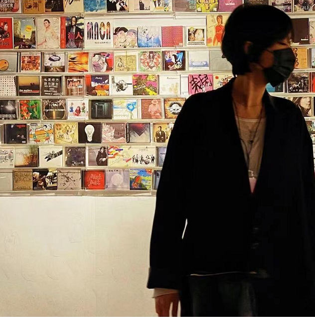 五月天怪兽官宣当爸，大方晒女儿正脸照，周杰伦阿信纷纷送祝福