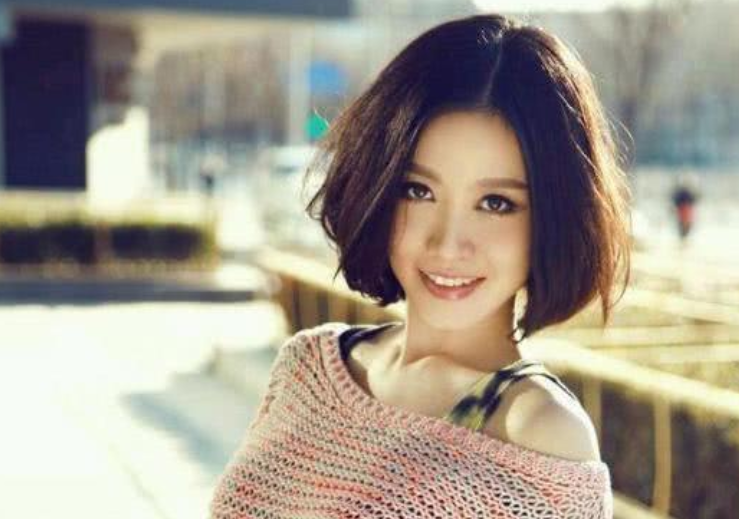 拜访姚贝娜墓地：鲜花不断祭拜者络绎不绝，一