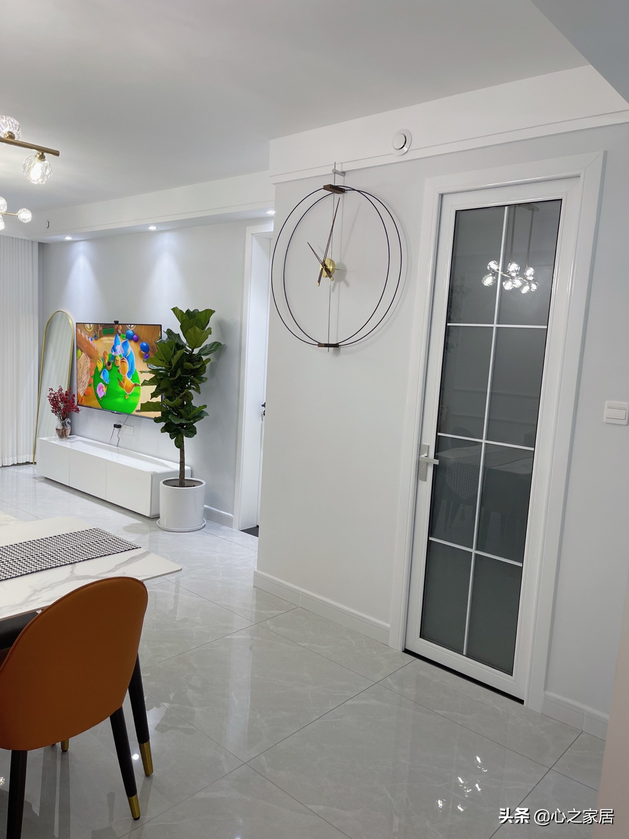 85㎡简约时尚的家装设计，没有玄关就自己打造，空间虽小但很精致