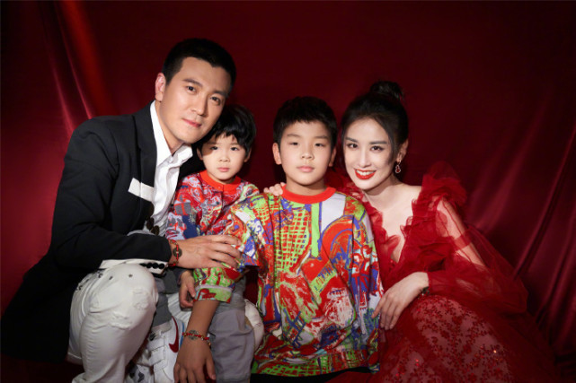 黃聖依曬大兒子近照，安迪裝備齊全變小小賽車手，造型炫酷超帥氣