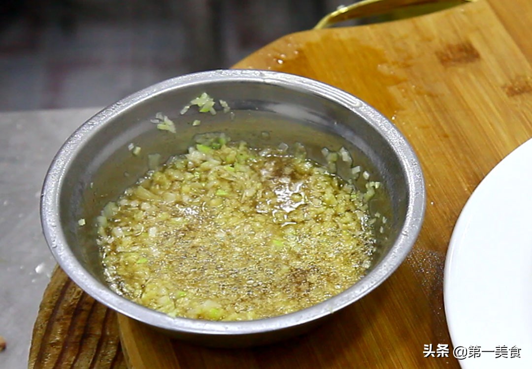 廚師長教你這樣做白斬雞，雞肉鮮香美味，原汁原味，看著就流口水