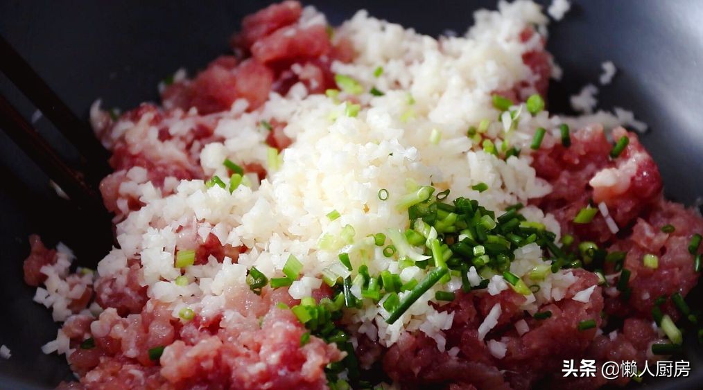 猪肉配上莲藕，既是汤又是菜，加上一点韭菜后，吃起来特别的鲜