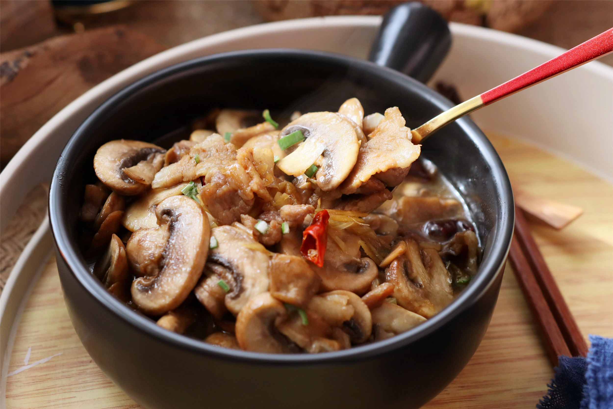 口蘑炒五花肉，想不到這麼一做，鮮味如此濃郁，吃過1次忘不掉