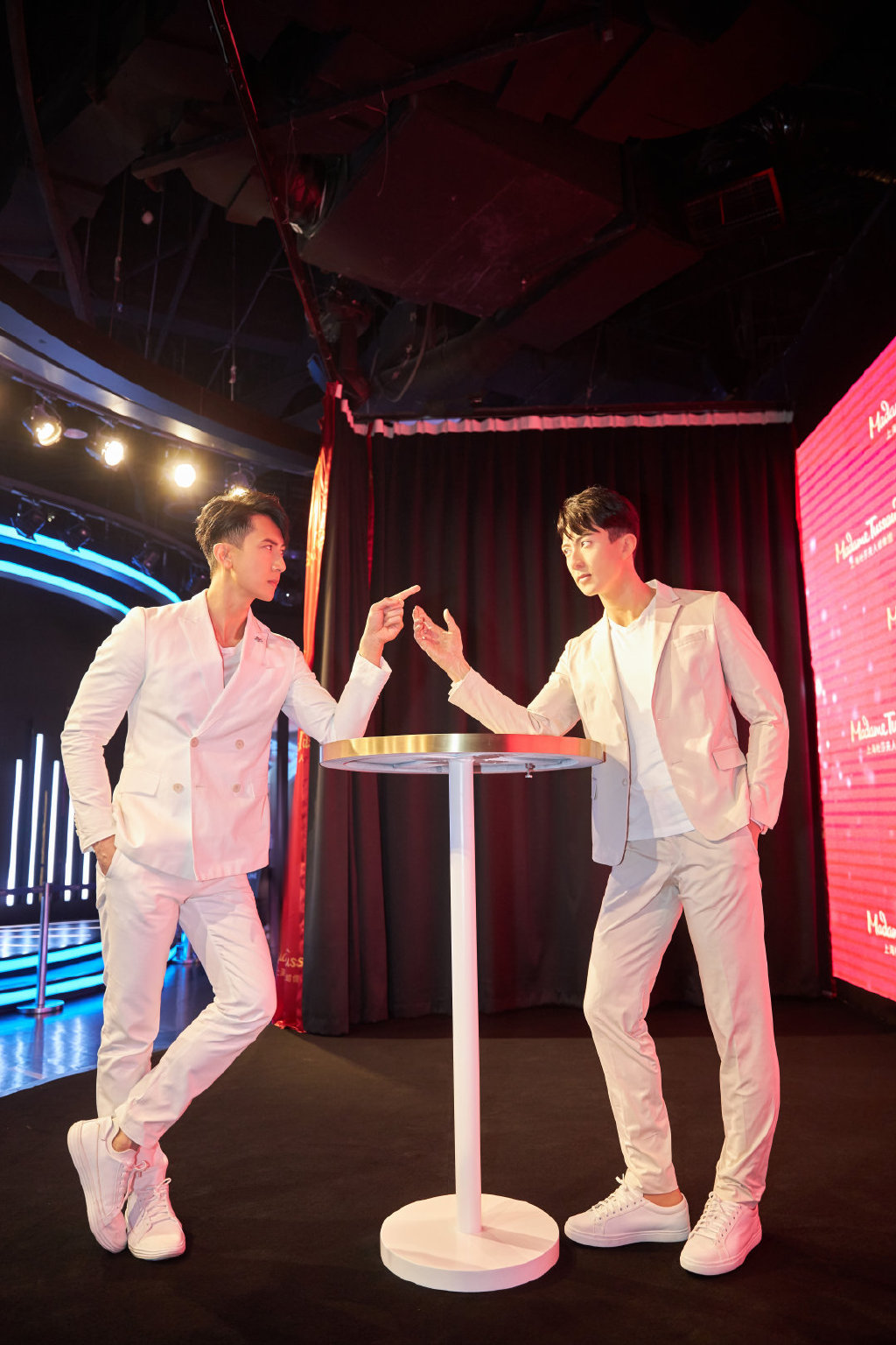 吳尊入駐蠟像館，成館內首尊仿生臂肌蠟像，和自己掰手腕一較高下