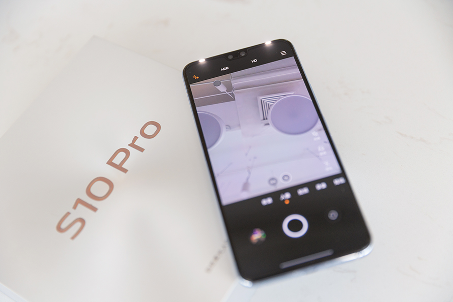 vivo S10 Pro手机评测 绮光焕彩与美颜自拍捕获小姐