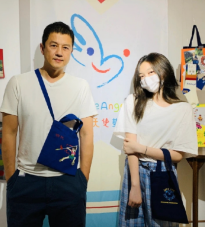 李嫣海边摆摊，三次手术痕迹明显，大方自信的她依旧很美