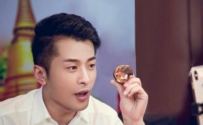 王思聪现身深圳，获辛巴1500万豪车接送，两人或