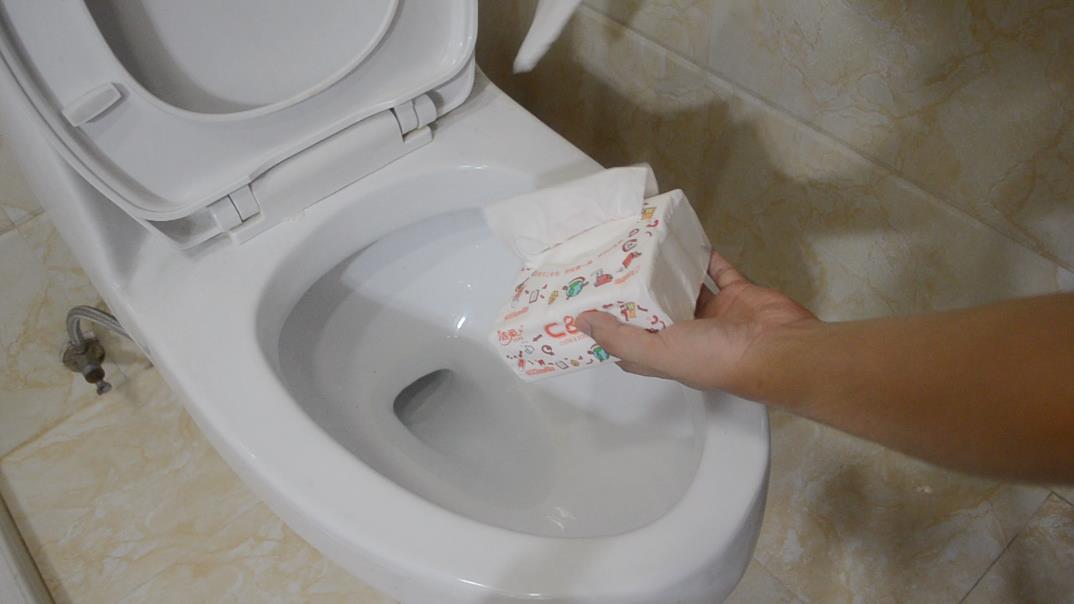 上完厕所，卫生纸是扔马桶还是扔进垃圾桶？不少人都做错了