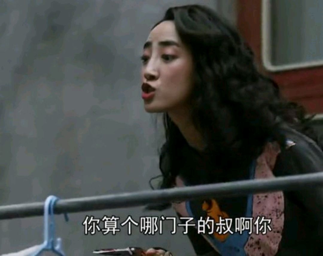 《装台》长相粗犷，无所事事，抱狗撵猫的疤叔