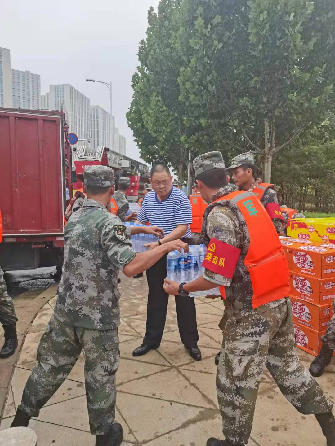 军地联动 河北魏县一千件矿泉水千里飞驰河南抗洪一线