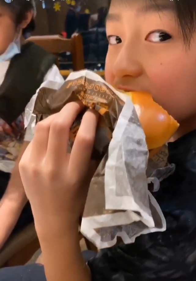 未受演唱会失声影响，张柏芝带爱子开心享受美食，长子吃相超斯文