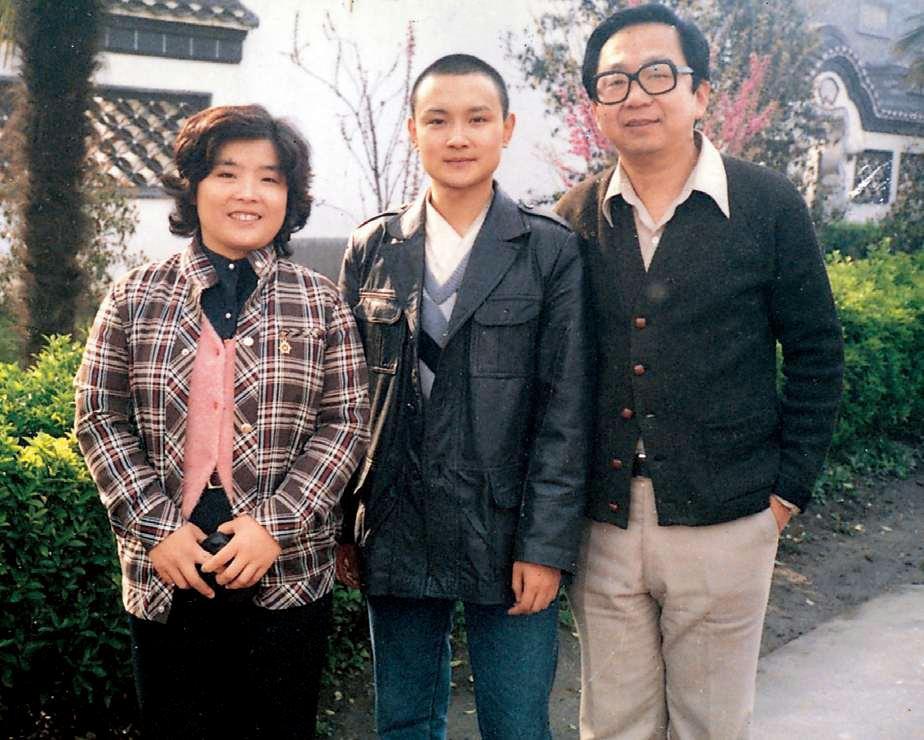 23岁爆红，娶18岁初恋，28岁儿子夭折，欧阳奋强如今怎样了？