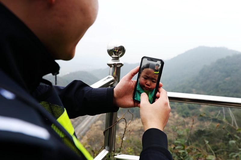 湖北小站铁警：巡线，守山